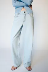 Jeans de tiro alto con cintura ancha, diseño de cinco bolsillos y pernera recta. Cierre frontal con cremallera y botón metálico.