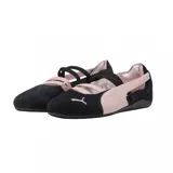 Zapato tipo ballerina Puma Speedcat Ballet SD, confeccionado en gamuza negra con detalles en rosado. Presenta tiras elásticas cruzadas sobre el empeine, logo de la marca bordado en la puntera y suela de goma de perfil bajo.