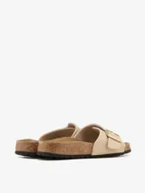 Sandalias Birkenstock Catalina color arena, con hebilla dorada ajustable y plantilla anatómica de corcho.