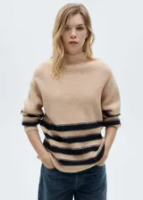 Jersey de punto con cuello perkins y manga larga. Presenta un diseño de rayas horizontales en color azul marino y detalles en hilo metalizado dorado sobre una base color beige.