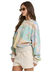 Buzo Billabong modelo Love Crush Kendal Crew, con diseño estampado tipo patchwork en tonos celestes, rosados y verdes, cuello redondo y mangas largas.