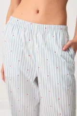 Pantalón largo tipo pijama de algodón, con diseño a rayas celestes y sutiles detalles de puntos rojos, corte recto y bolsillos laterales.