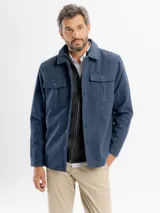 Tapado de paño en color azul, con diseño de sobrecamisa, cierre frontal con botones, cuello clásico y bolsillos frontales con solapa.