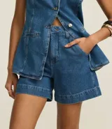 Short de jean azul claro, modelo mom, con cintura alta, cintura sastre y botón forrado.