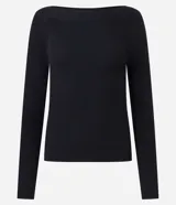 Blusa de punto de manga larga con cuello bote y textura acanalada vertical. Presenta un diseño ajustado al cuerpo, confeccionada en una mezcla de viscosa y poliamida.