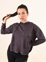 Canguro deportivo de color gris oscuro, con capucha, cordones ajustables y bolsillo frontal tipo canguro. Presenta un corte holgado y mangas largas.