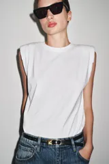 Cinturón fino de 1.5 cm de ancho, confeccionado en cuero 100%, color negro, con hebilla metálica rectangular dorada.