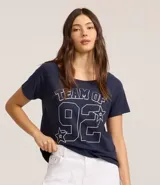 Remera de algodón azul marino con cuello redondo y manga corta. Presenta un estampado frontal en blanco con el texto "TEAM OF" y el número "92" en tipografía deportiva, rodeado de estrellas.