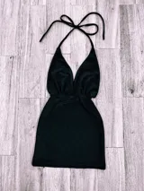 Minivestido rojo con escote halter y espalda descubierta.