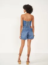 Bermuda de jean azul con lavado medio, tiro alto, corte recto y ruedo desflecado.