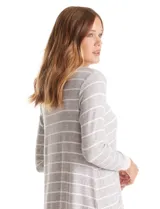 Camisón de manga larga con puños, escote redondo y cierre frontal con botones. Presenta un diseño estampado de animal print en tonos tierra y negro.