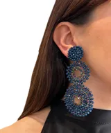 Aros colgantes con forma de círculos tramados con cristales color lila.
