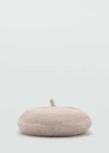 Boina de tejido de punto en color beige, con diseño clásico y textura suave.