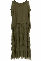Vestido largo color verde militar, de corte fluido, con diseño de múltiples capas con volados y terminaciones deshilachadas.