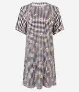 Camisón corto de cuello redondo y manga corta, confeccionado en viscolycra. Presenta un estampado de cuadros vichy en tonos oscuros con pequeños ositos distribuidos por toda la prenda y un bolsillo frontal en el pecho.