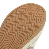 Championes adidas Grand Court Alpha de color rosa suave, confeccionados en gamuza con las icónicas tres tiras laterales en blanco. Presentan una suela de plataforma en tono crema con base de goma y cierre de cordones al tono.