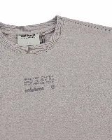 Buzo de algodón color terracota, con corte oversize, cuello redondo y puños acanalados. Presenta un pequeño estampado tipográfico en el centro del pecho y un parche con logo en la manga derecha.
