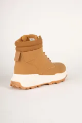 Borcegos deportivos de caña media, color negro, con cordones al tono y suela de plataforma gris con relieve antideslizante.