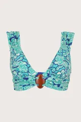 Top de bikini con estampado floral en tonos celeste, azul y blanco. Tiene breteles anchos, faja drapeada y accesorio decorativo de piedra color madera en el centro.