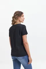 Remera básica de manga corta y cuello redondo, color lila, de corte regular y diseño liso.