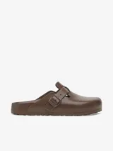 Zueco Birkenstock Boston fabricado en goma EVA color marrón, con plantilla anatómica y hebilla ajustable.