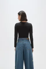 Body de manga larga confeccionado en poliamida, con diseño al cuerpo y cuello redondo a la base.