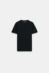 Camiseta negra de manga corta y cuello redondo, corte ajustado (slim fit).
