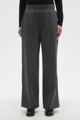 Pantalon de corte recto confeccionado en viscosa, con diseño de rayas verticales finas y cintura elástica.