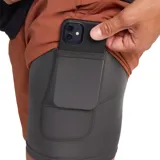 Bermuda deportiva Roark Bommer 2.0 7", color naranja, con forro de compresión integrado, bolsillo para celular en el muslo y detalle de estampado gráfico en la pierna izquierda.