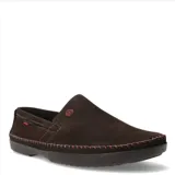 Mocasines de hombre estilo náutico, confeccionados en cuero color marrón oscuro. Presentan costuras decorativas visibles en el contorno de la suela, detalle de logo metálico en el lateral y suela plana de goma al tono.