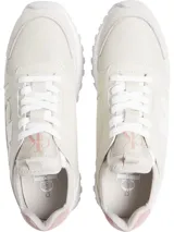Zapatillas urbanas Calvin Klein de estilo runner, color blanco hueso con logo CK en el lateral y detalle rosa en el talón. Suela de plataforma blanca con dibujo dentado.