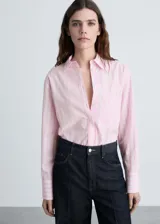 Camisa de manga larga con estampado a rayas verticales rosas y blancas, cierre frontal con botones, cuello camisero y bolsillo de parche en el pecho.