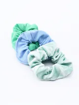 Set de tres scrunchies de terciopelo en colores verde, celeste y verde agua.
