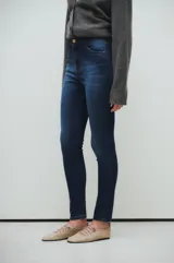 Cárdigan gris de punto con cuello en V, cierre frontal con botones y bolsillos de parche.