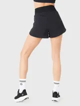 Short deportivo de corte holgado con calza interna incorporada, confeccionado en tejido técnico. Presenta cintura elástica ancha con ajuste cómodo, bolsillos laterales con cierre y diseño funcional para entrenamiento.