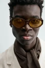 Camisa de lino color blanco, con cuello de solapas de muesca, manga corta y cierre frontal cruzado oculto. Presenta un calce relajado y aberturas laterales en el bajo.