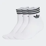 Pack de tres pares de medias tobilleras Adidas color blanco, con puños acanalados que presentan las tres rayas características en negro y el logo del Trifolio bordado en el lateral.