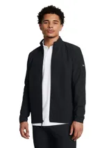 Campera negra de golf para hombre Under Armour modelo DRV PRO STRM INS JKT. Confeccionada en tejido silencioso que protege del viento, la lluvia y el frío. Cierre frontal con cremallera, cuello alto y logo de la marca en la manga. Corte clásico.