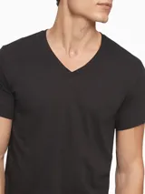 Pack de tres remeras negras de algodón con cuello en V y manga corta.