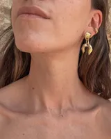 Aros colgantes con forma de hojas, realizados en bronce y alpaca, con pernos y cierres mariposa de plata 925.