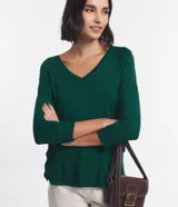Blusa básica Marfinno de viscosa color verde oscuro, con escote en V y mangas 3/4.