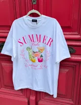 Remeron blanco de corte oversize y manga corta, con estampa frontal ilustrada con tragos y la inscripción "Summer Cocktail Club".