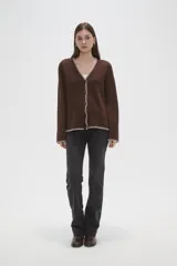 Cardigan de viscosa color marrón, con cuello en V, cierre frontal con botones y detalle de costura decorativa en contraste a lo largo de los bordes.