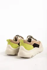 Zapatillas deportivas de mujer con suela gruesa y cordones.