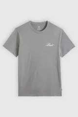 Remera gris de manga corta marca Levi's, con cuello redondo y pequeño logo bordado en el pecho.