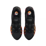 Championes Nike Air Max Dn8 de diseño deportivo, color negro con detalles degradados en naranja y suela con cápsulas de aire rojas.