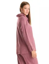Buzo color rosado de tejido suave, con cuello volcado ajustable con lazo y mangas largas con puños decorados con botones.