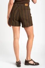 Short de denim tiro alto, de corte ajustado y diseño de rayas verticales en tonos marrón y verde militar.