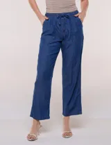 Pantalón de lino de calce holgado y caída ligera, con estampado de rayas verticales en tonos celestes y blancos. Cuenta con cintura elastizada fruncida con cordón ajustable al frente, bolsillos laterales y pierna recta.