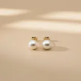 Aros tipo stud de oro 18k con perla de cultivo blanca de 8.75mm de diámetro.